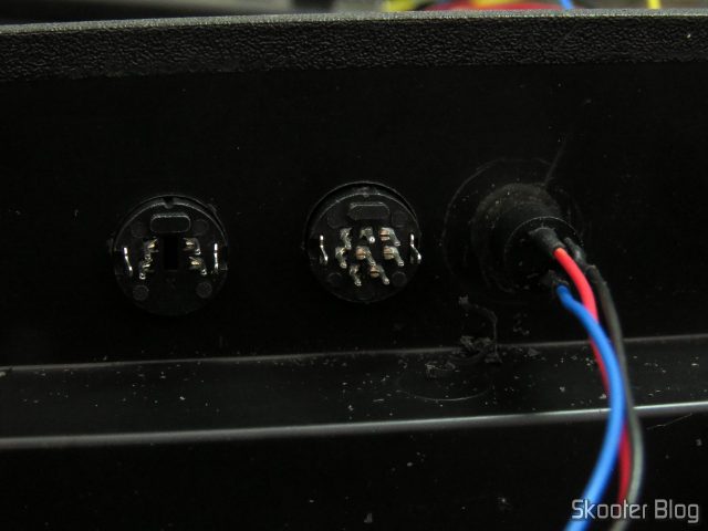 Jacks mini DIN e S-Video colocados nos furos.