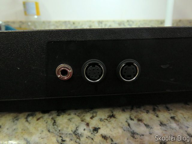 Jacks mini DIN e S-Video colocados nos furos.