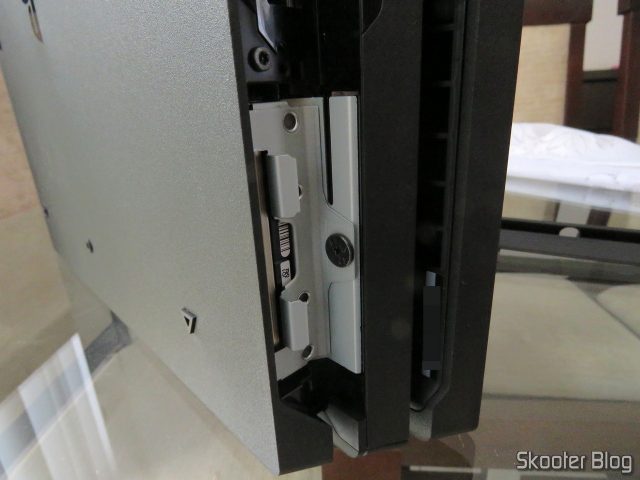 Instalando o HDD Seagate Mobile 2TB ST2000LM007 no Playstation 4 Pro.