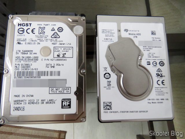 O HD original do Playstation 4 Pro e o HDD Seagate Mobile 2TB ST2000LM007.