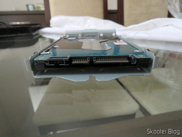 HDD Seagate Mobile 2TB ST2000LM007 instalado na gaveta do Playstation 4 Pro.