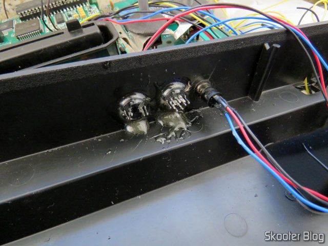 Os jacks já estavam bem colados, ainda que com um tanto de excesso de cola.
