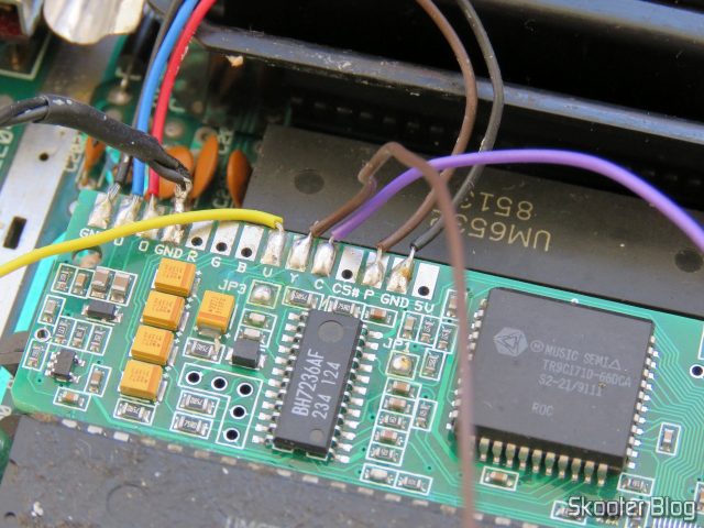 Soldando os fios da saída S-Video na plaquinha do Kit 2600RGB.