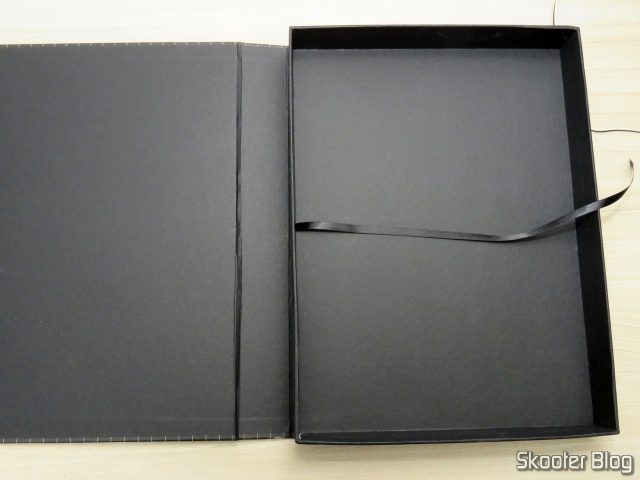 A caixa do livro Mega Drive Definitivo substituta, com a fitinha bem presa.