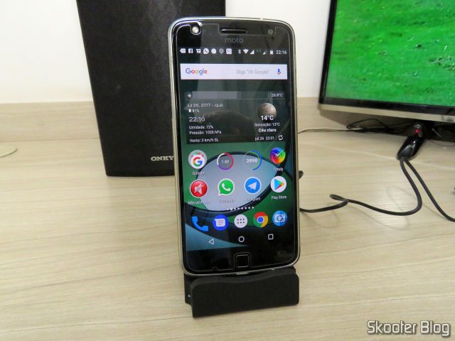 Moto Z Play no Dock Station para Celular com Plug USB Tipo C.