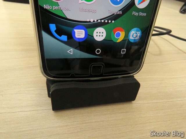 Moto Z Play no Dock Station para Celular com Plug USB Tipo C.