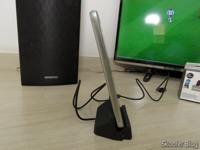 Moto Z Play no Dock Station para Celular com Plug USB Tipo C.