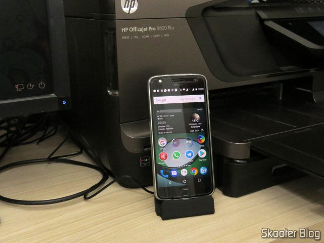 Moto Z Play no Dock Station para Celular com Plug USB Tipo C.