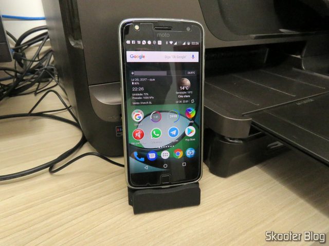 Moto Z Play no Dock Station para Celular com Plug USB Tipo C.