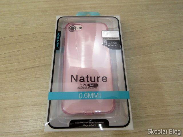 Capa para iPhone 7 Nillkin Ultra Fina Rosa Translúcida, em sua embalagem.