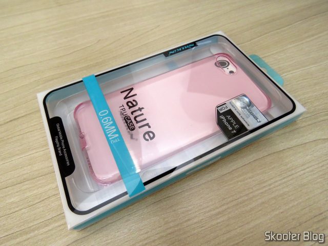 Capa para iPhone 7 Nillkin Ultra Fina Rosa Translúcida, em sua embalagem.