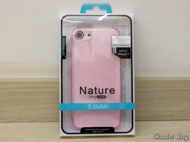 Capa para iPhone 7 Nillkin Ultra Fina Rosa Translúcida, em sua embalagem.