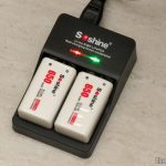 3ª e 4ª Baterias Soshine 9V 6F22 650mAh Recarregáveis Li-Ion + 2º Carregador Inteligente com LED, em funcionamento. Bateria da direita com carga completa.