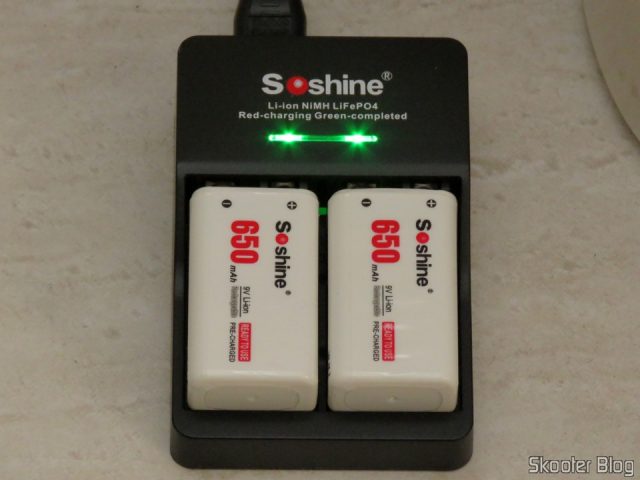 3ª e 4ª Baterias Soshine 9V 6F22 650mAh Recarregáveis Li-Ion + 2º Carregador Inteligente com LED 18 3ª e 4ª Baterias Soshine 9V 6F22 650mAh Recarregáveis Li-Ion + 2º Carregador Inteligente com LED, em funcionamento. Baterias com carga completa.