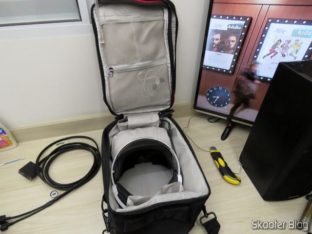 Bolsa para Playstation VR (PSVR) e Acessórios, com o óculos do Playstation VR.