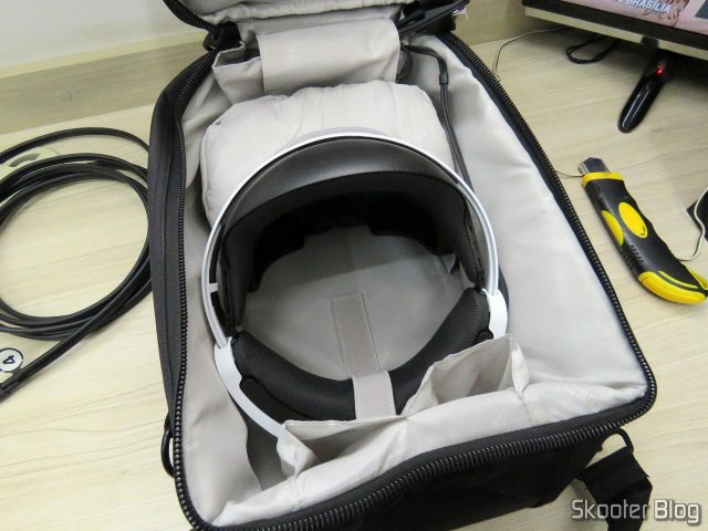 Bolsa para Playstation VR (PSVR) e Acessórios, com o óculos do Playstation VR.