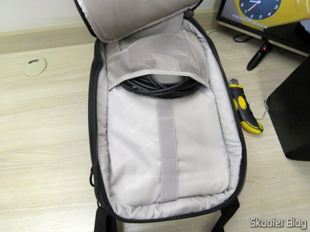 Bolsa para Playstation VR (PSVR) e Acessórios, com os cabos do Playstation VR.