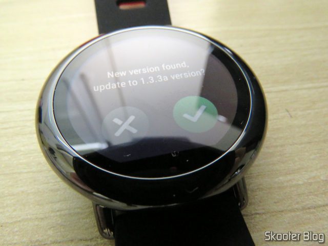 Amazfit Pace informando sobre atualização de firmware.