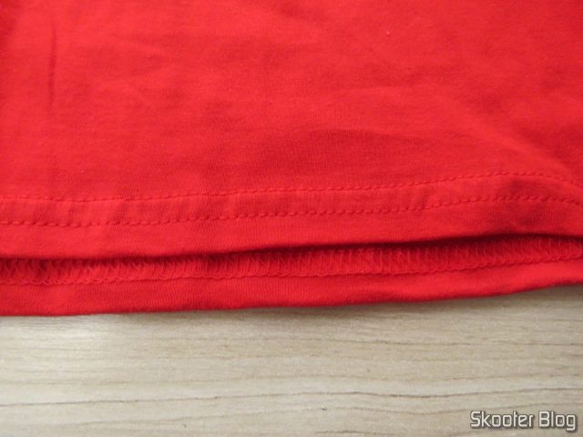 Detalhe da Costura da Camiseta de Algodão com Logotipo da Atari.