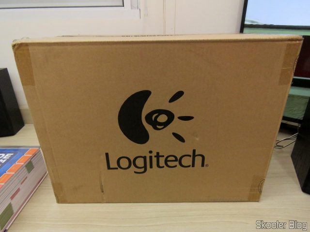 A caixa externa do Volante de corrida Driving Force Logitech G29.