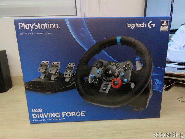 A caixa interna (de prateleira) do Volante de corrida Driving Force Logitech G29.