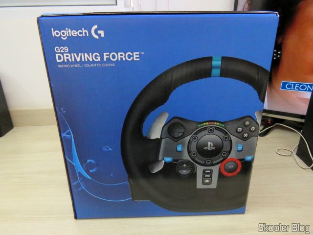 A caixa interna (de prateleira) do Volante de corrida Driving Force Logitech G29.
