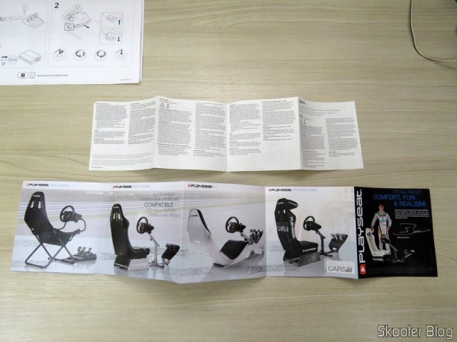 Folhetos que acompanham o Volante de corrida Driving Force Logitech G29