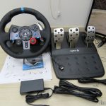 Volante de corrida Driving Force Logitech G29, com os pedais, fonte, cabos e folhetos.