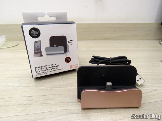 Dockstation para iPhone 7, 6S, 6, 5S, 5C, 5, SE para dados e carga, e sua embalagem.