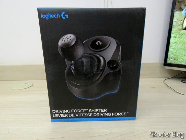 Câmbio Logitech Driving Force Shifter para G29/G920 Preto, em sua embalagem.