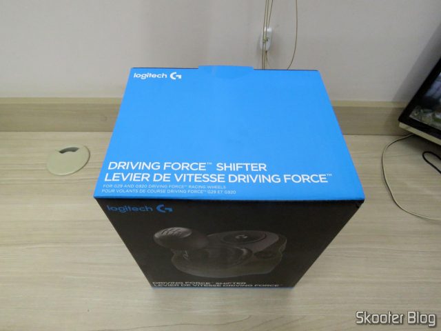 Câmbio Logitech Driving Force Shifter para G29/G920 Preto, em sua embalagem.