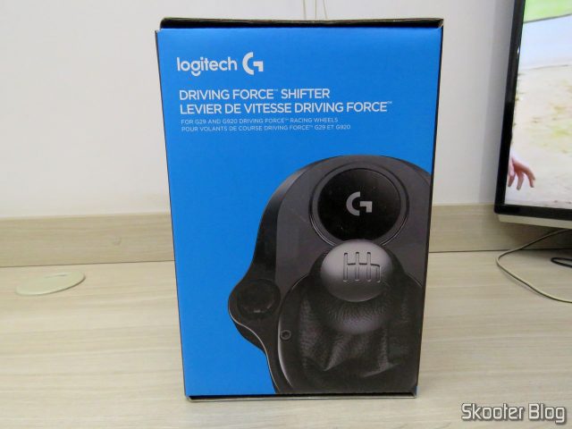 Câmbio Logitech Driving Force Shifter para G29/G920 Preto, em sua embalagem.