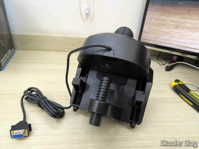 Detalhe do Plug do Câmbio Logitech Driving Force Shifter para G29/G920 Preto.