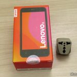 Smartphone Lenovo Vibe B 8GB e o adaptador.