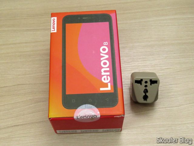 Smartphone Lenovo Vibe B 8GB e o adaptador.