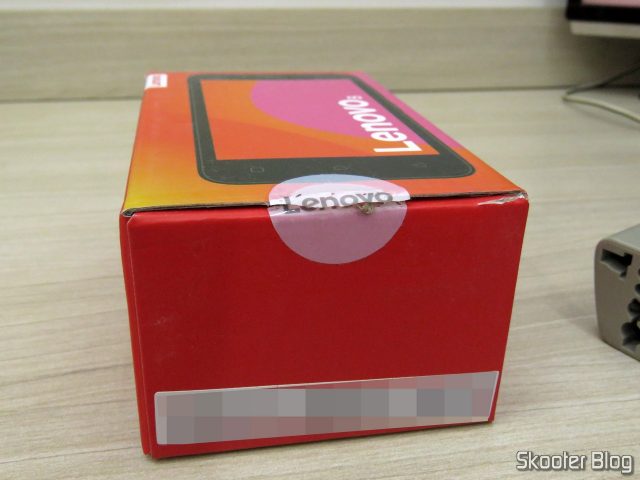 A caixa do Smartphone Lenovo Vibe B 8GB, com o lacre de fábrica rompido.