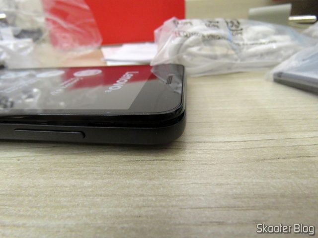 O Smartphone Lenovo Vibe B 8GB, com a tampa mal encaixada.