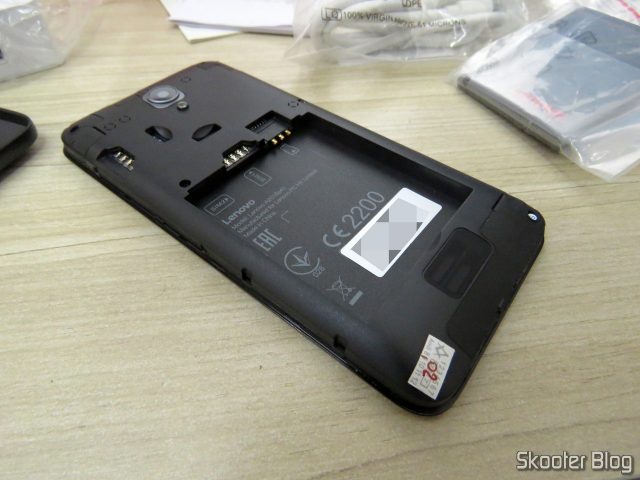 Smartphone Lenovo Vibe B 8GB, com selinho tosco de garantia.