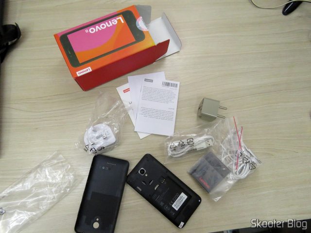 Smartphone Lenovo Vibe B 8GB, e seus acessórios.