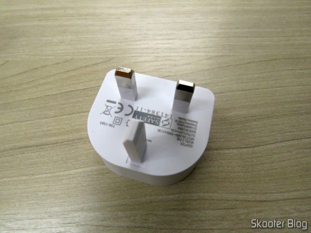 Carregador do Smartphone Lenovo Vibe B 8GB, no padrão da Irlanda e do Reino Unido.