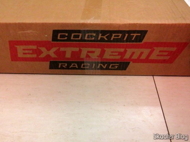 Extreme Cockpit Racing EXR-S XT, em sua embalagem.