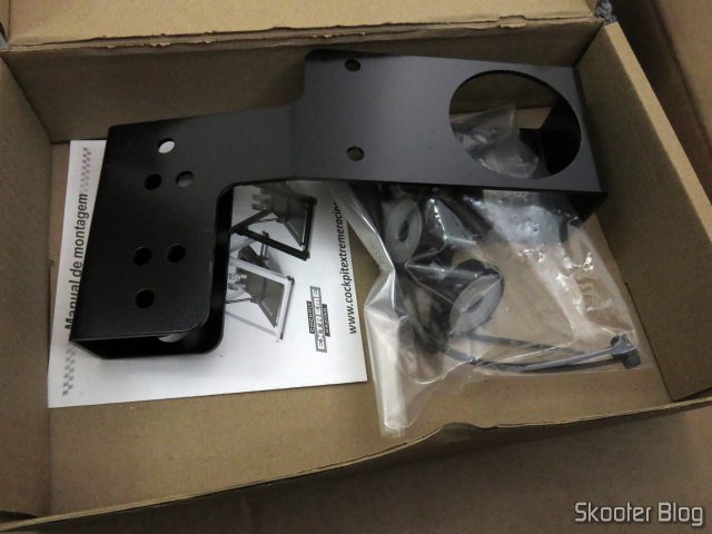Suporte de câmbio e porta-copos, abraçadeiras e acessórios que acompanham o Extreme Cockpit Racing EXR-S XT.