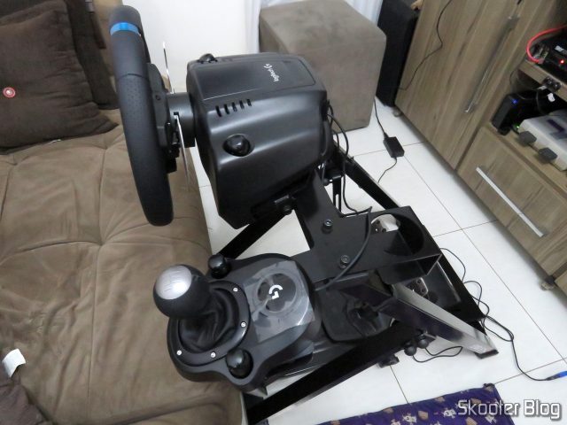 Extreme Cockpit Racing EXR-S XT, após a montagem, ainda sem os parafusos.