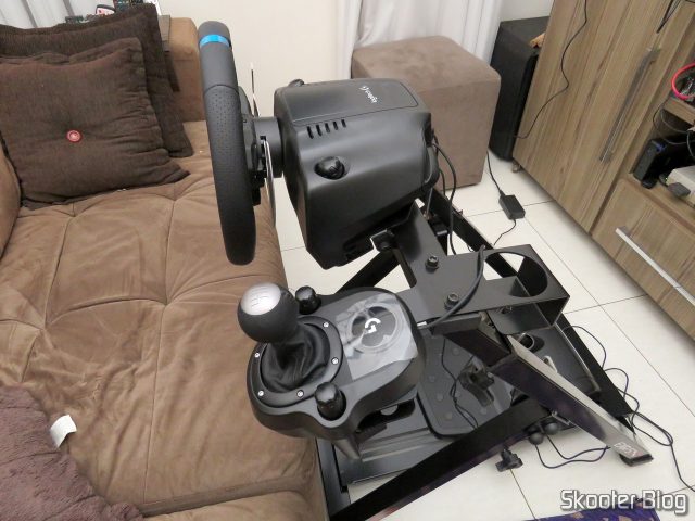 Extreme Cockpit Racing EXR-S XT, após a montagem, ainda sem os parafusos.