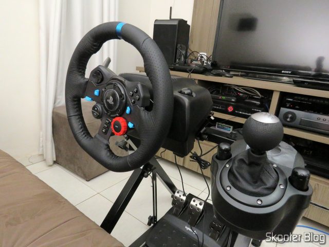 Extreme Cockpit Racing EXR-S XT, após a montagem, ainda sem os parafusos.