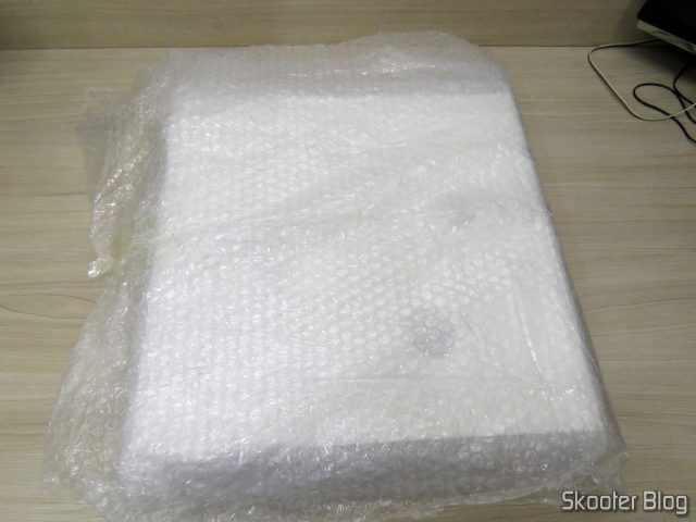 Xiaomi Mi Smart Scale 2, em sua embalagem, embrulhada com plástico bolha.