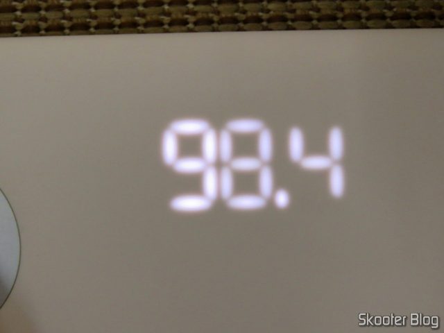 O display da Xiaomi Mi Smart Scale 2, que não fica bem nas fotos, mas é bem visível pessoalmente.