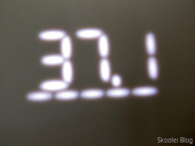 O display da Xiaomi Mi Smart Scale 2, que não fica bem nas fotos, mas é bem visível pessoalmente.