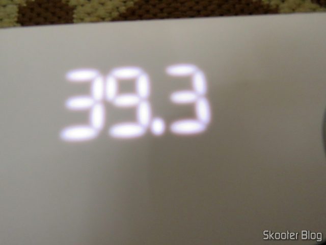 O display da Xiaomi Mi Smart Scale 2, que não fica bem nas fotos, mas é bem visível pessoalmente.