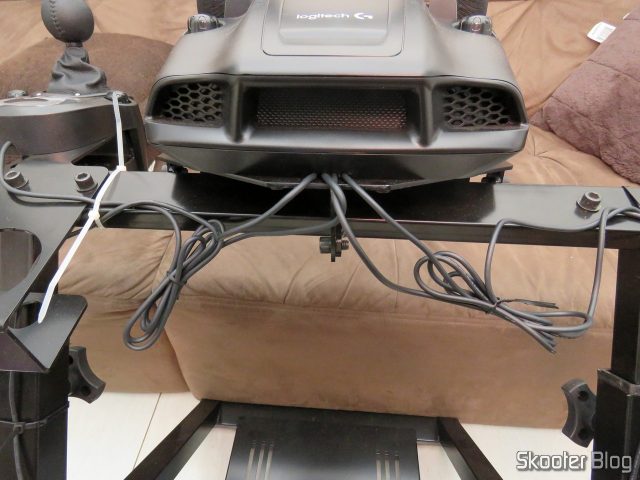 Logitech G29, preso ao Extreme Cockpit Racing EXR-S XT.